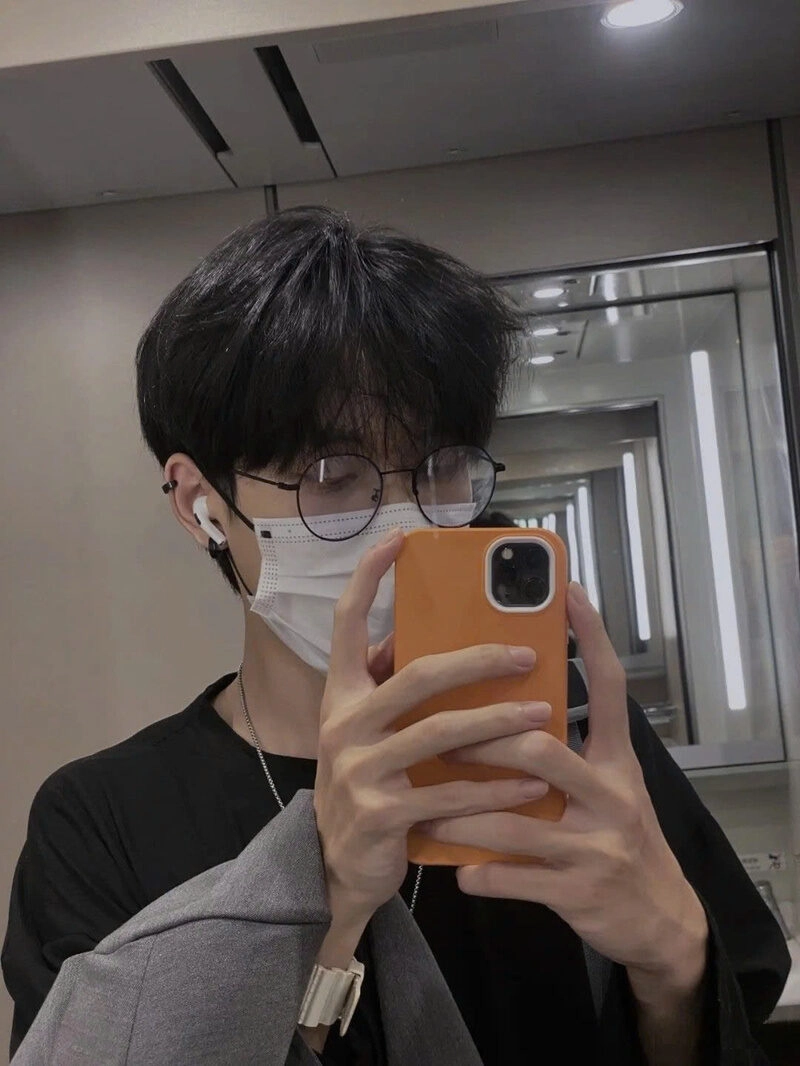 Hình ảnh trai đẹp 14 tuổi trước gương