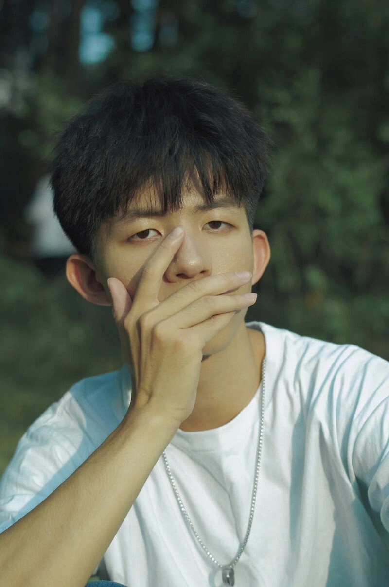 Hình ảnh trai đẹp 14 tuổi Việt Nam che mặt