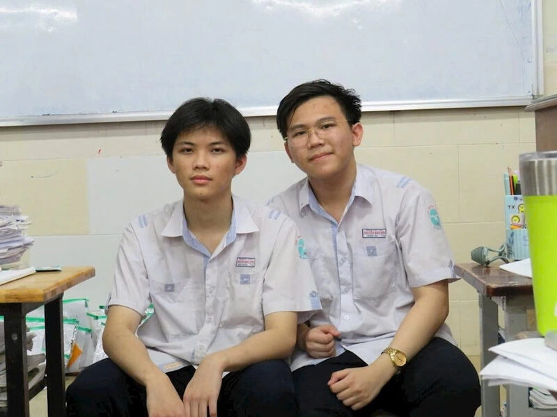 Hình ảnh đôi bạn học sinh nam thân thiết