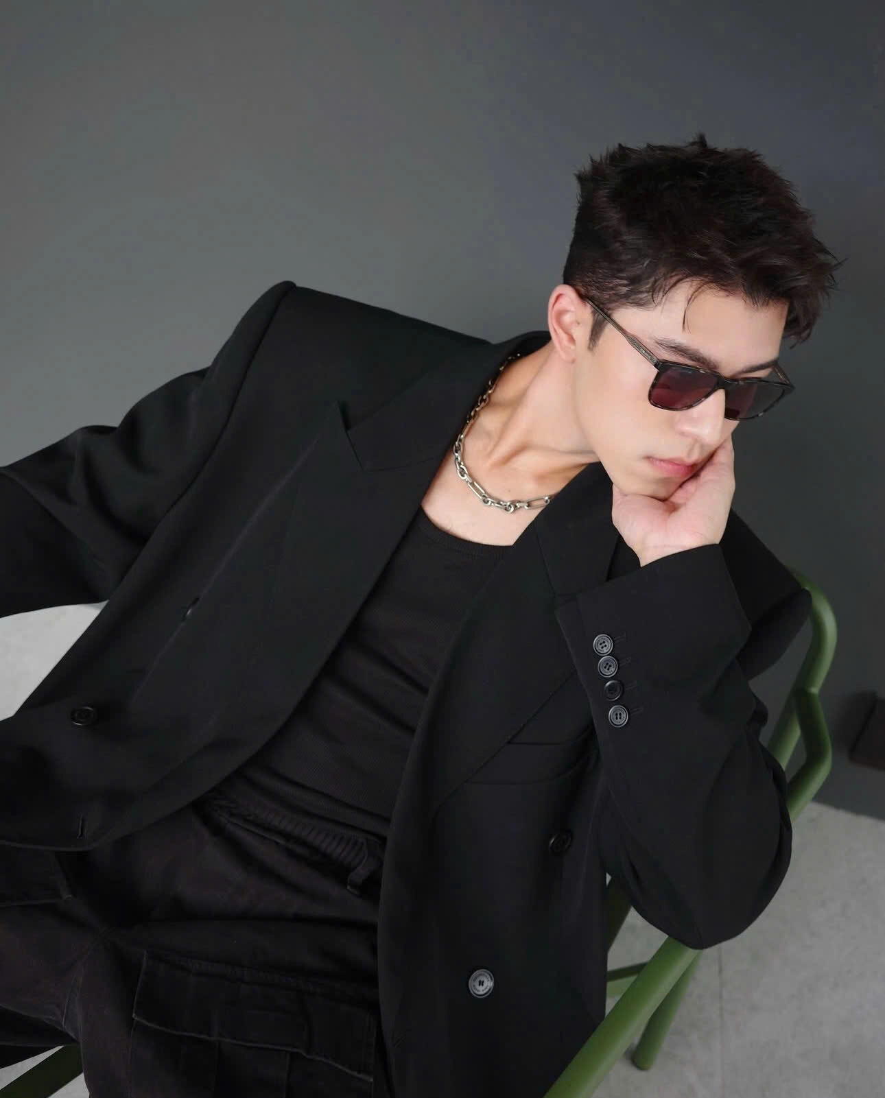 Hình avatar nam mặc vest lịch lãm và ngầu