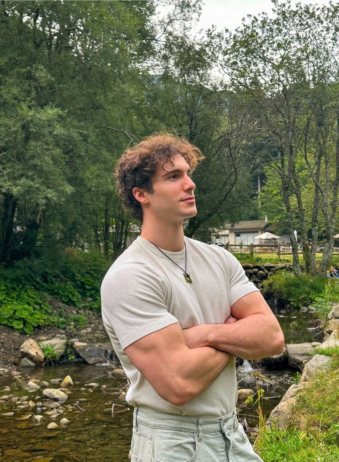 Hình avatar nam trưởng thành đang hòa mình với thiên nhiên