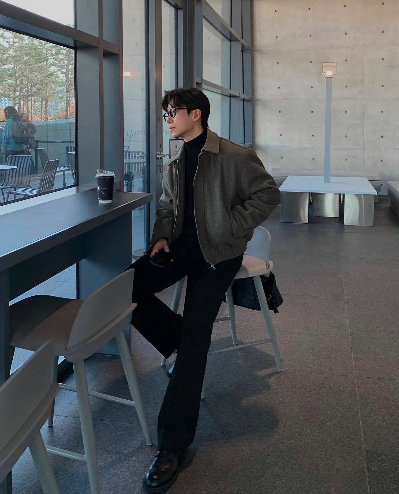 Hình avatar nam trưởng thành đang suy tư