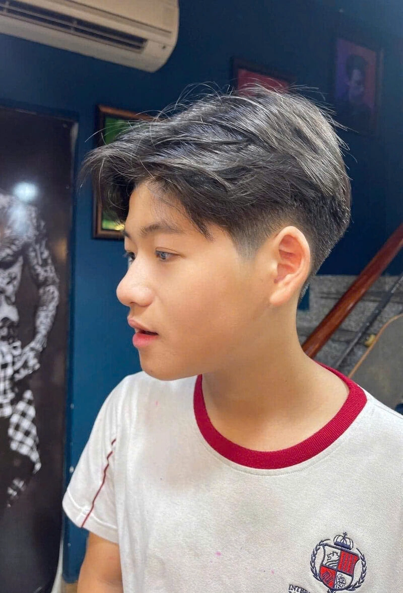 Hình ảnh nam sinh 2k9 siêu đẹp trai khoe góc nghiêng