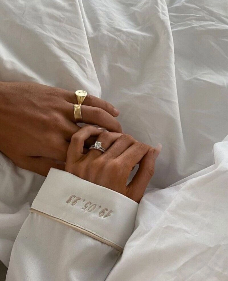 ảnh nắm tay người yêu trên giường