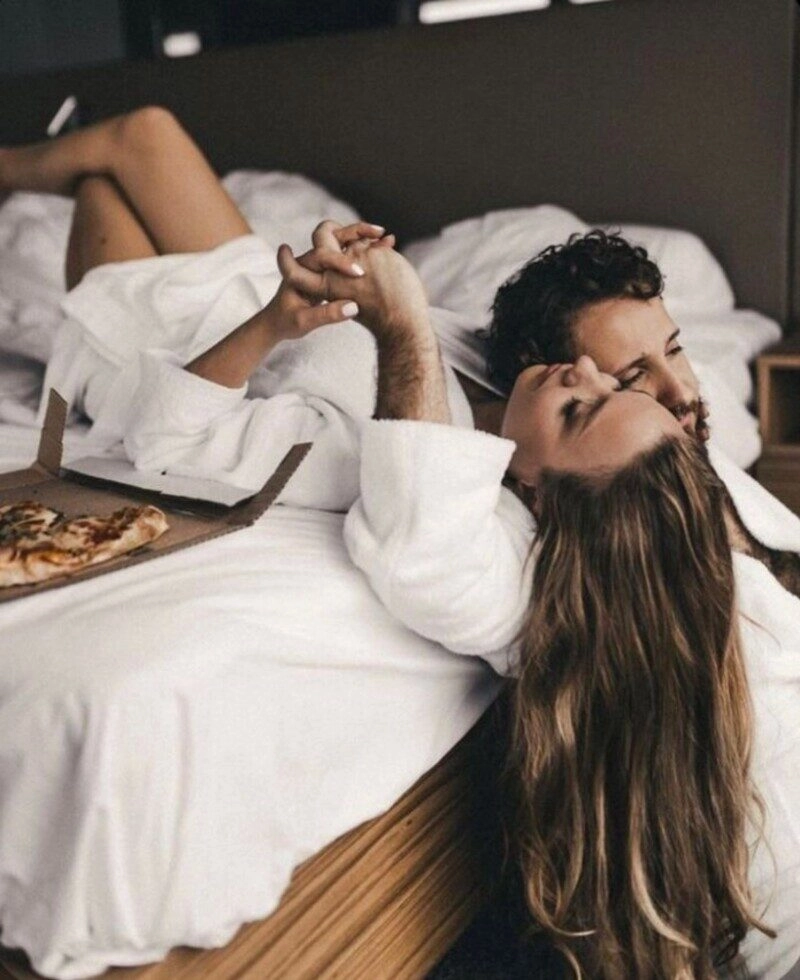 ảnh nắm tay người yêu trên giường