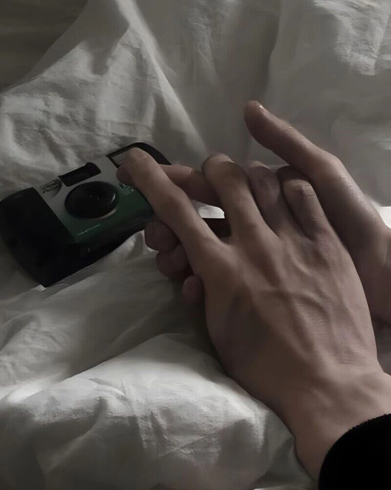 ảnh nắm tay nhau trên giường