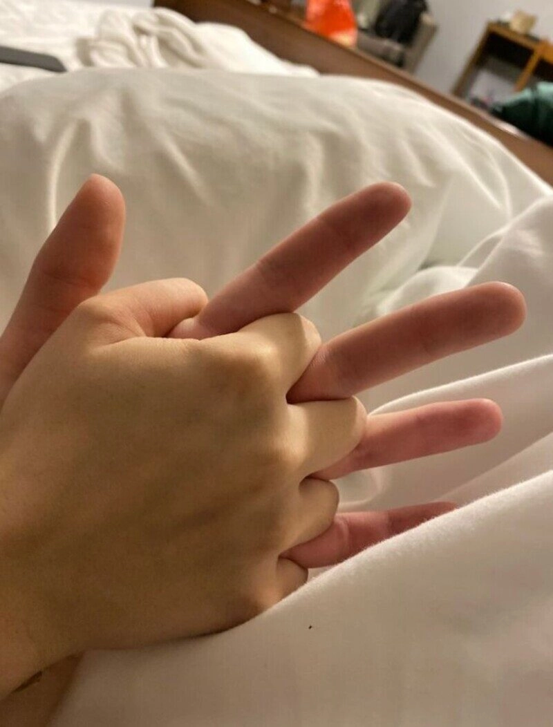 ảnh nắm tay nhau trên giường