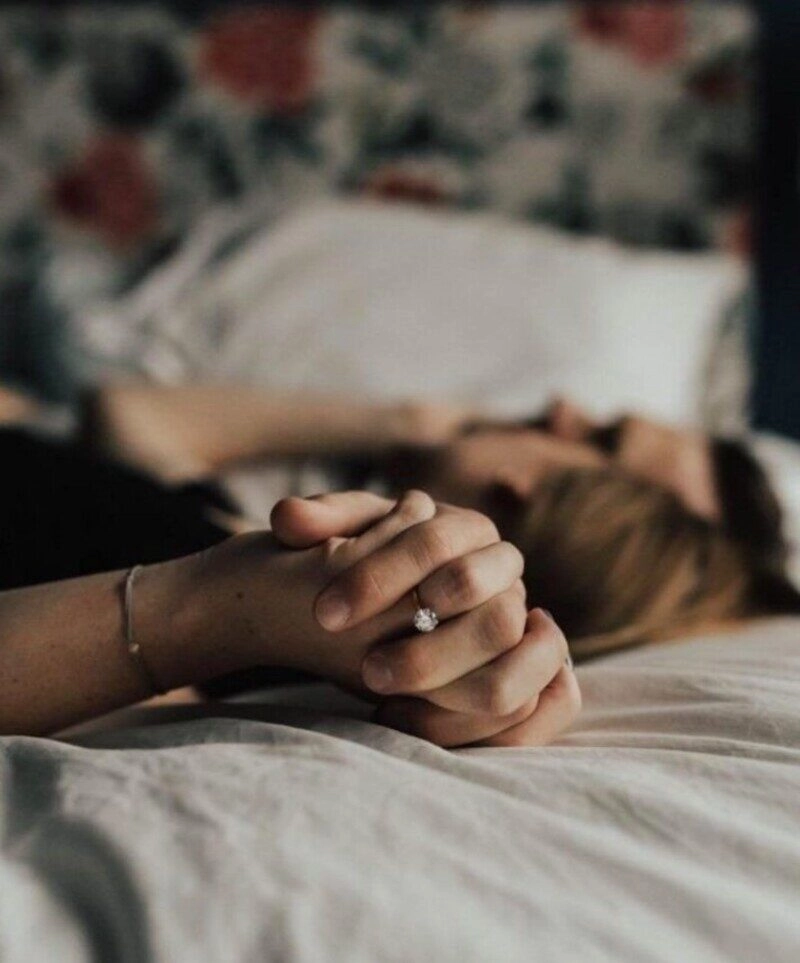 ảnh nắm tay trên giường