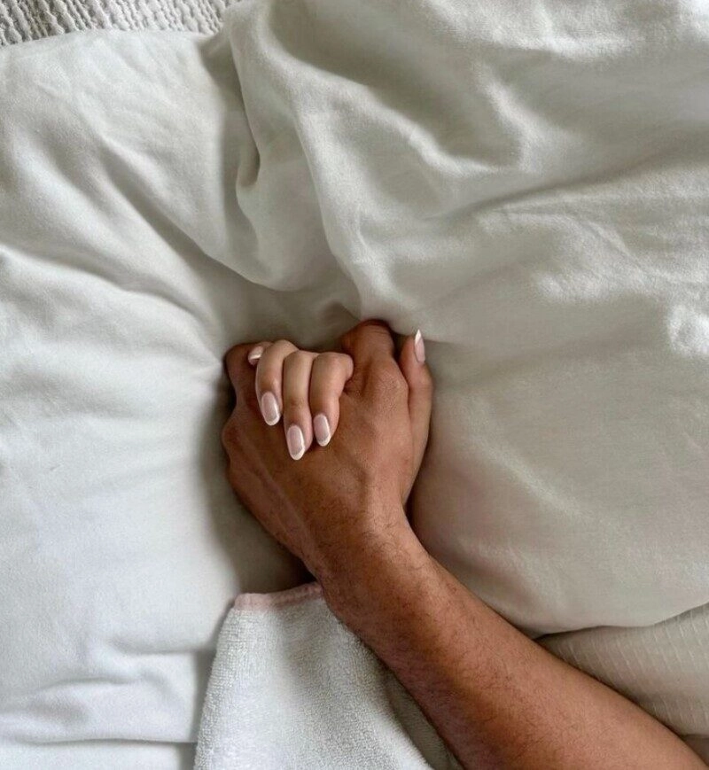 ảnh nắm tay trên giường