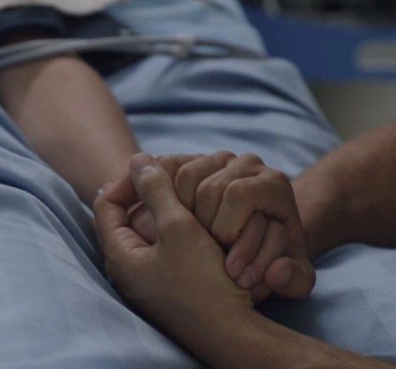 ảnh nắm tay trên giường bệnh