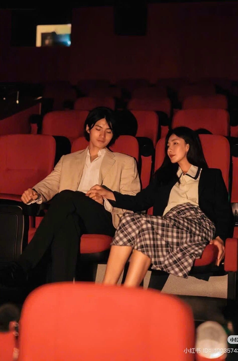 50+ Ảnh nắm tay trong rạp phim nam nữ đẹp, độc lạ nhất