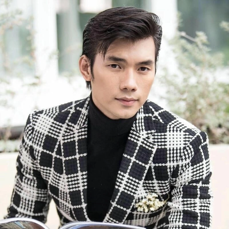 Hình nam thân trong trang phục lịch sự 