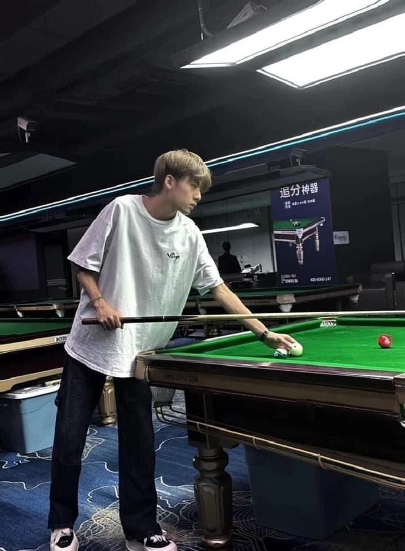 ảnh trai đẹp đánh bida