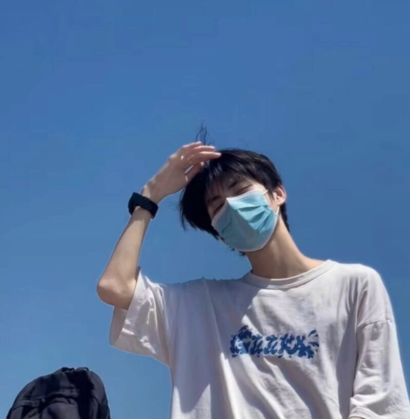 trai đẹp đeo khẩu trang