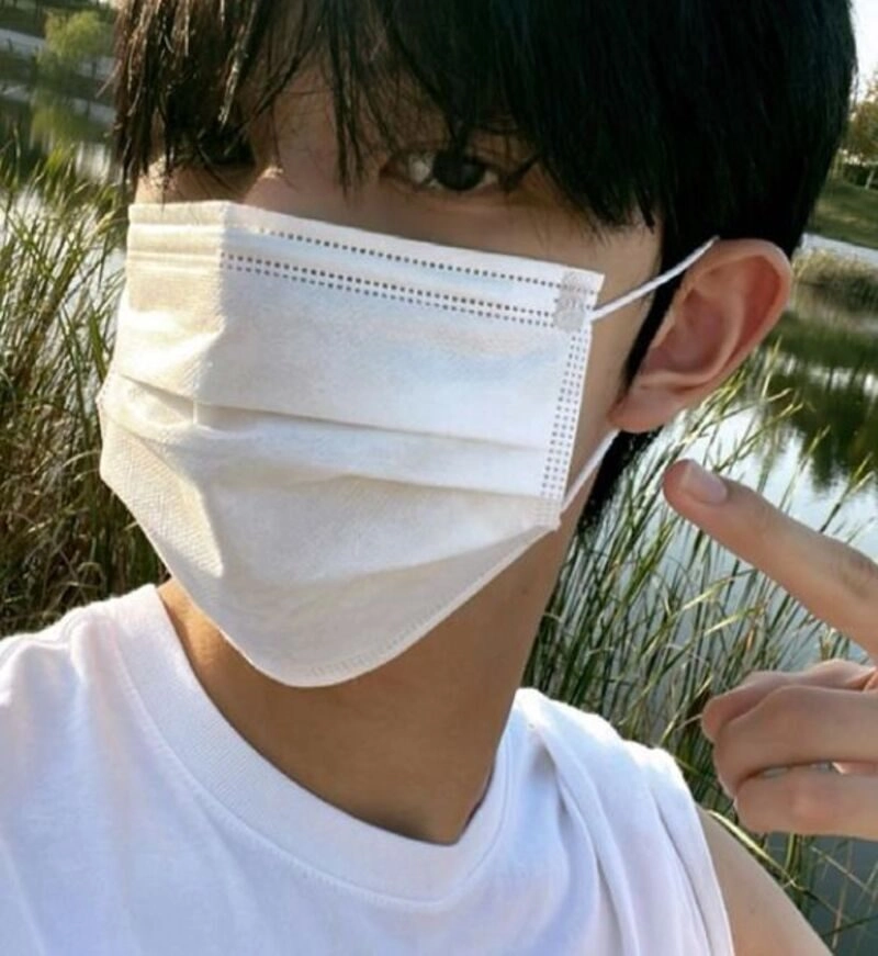 trai đẹp đeo khẩu trang