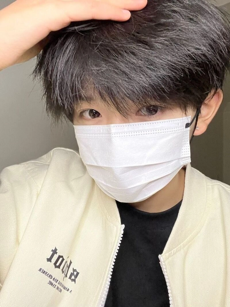 trai đẹp đeo khẩu trang