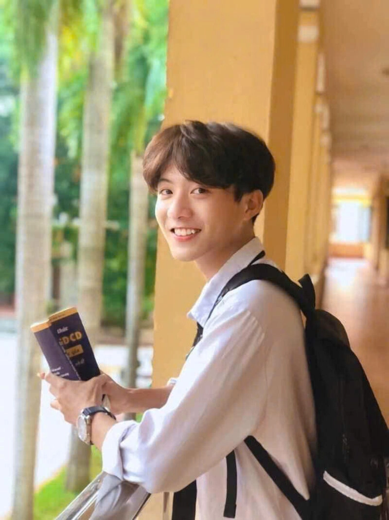 Hình ảnh nam sinh 2k9 trên hành lang lớp học