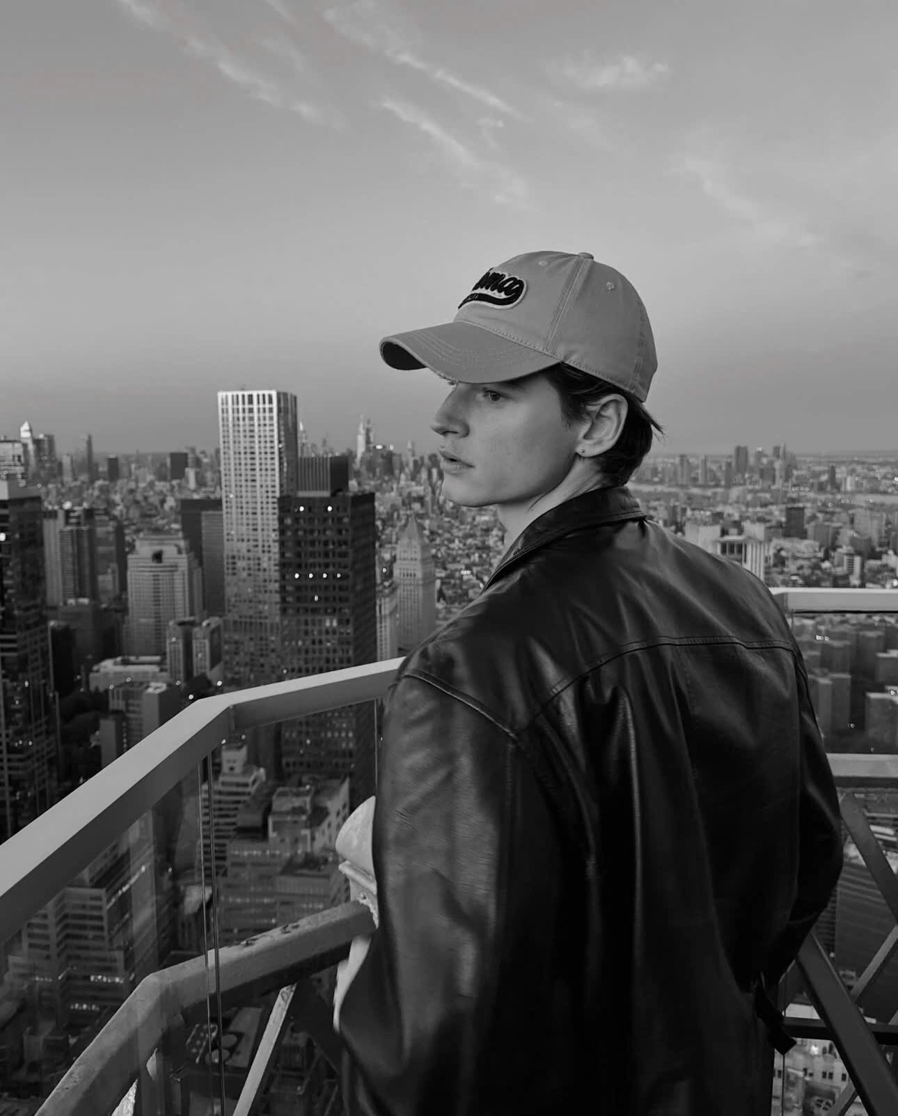 Hình avatar nam trưởng thành chụp ảnh đen trắng