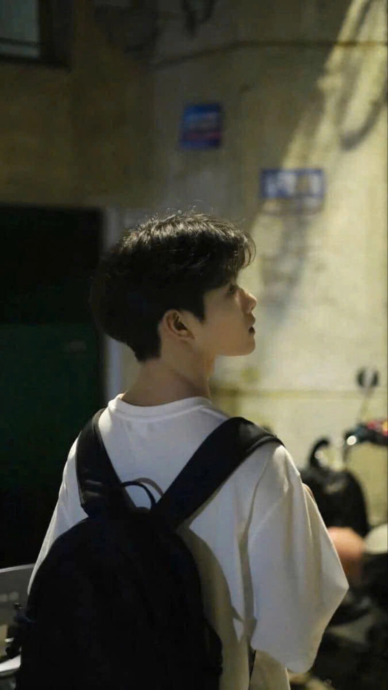 Hình ảnh nam sinh 2k9 đi học về