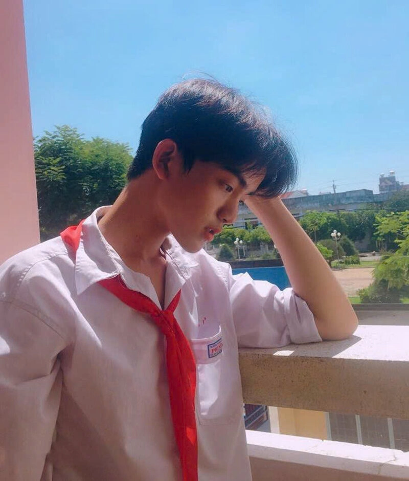 Hình ảnh trai đẹp lớp 8 dựa bên lan can