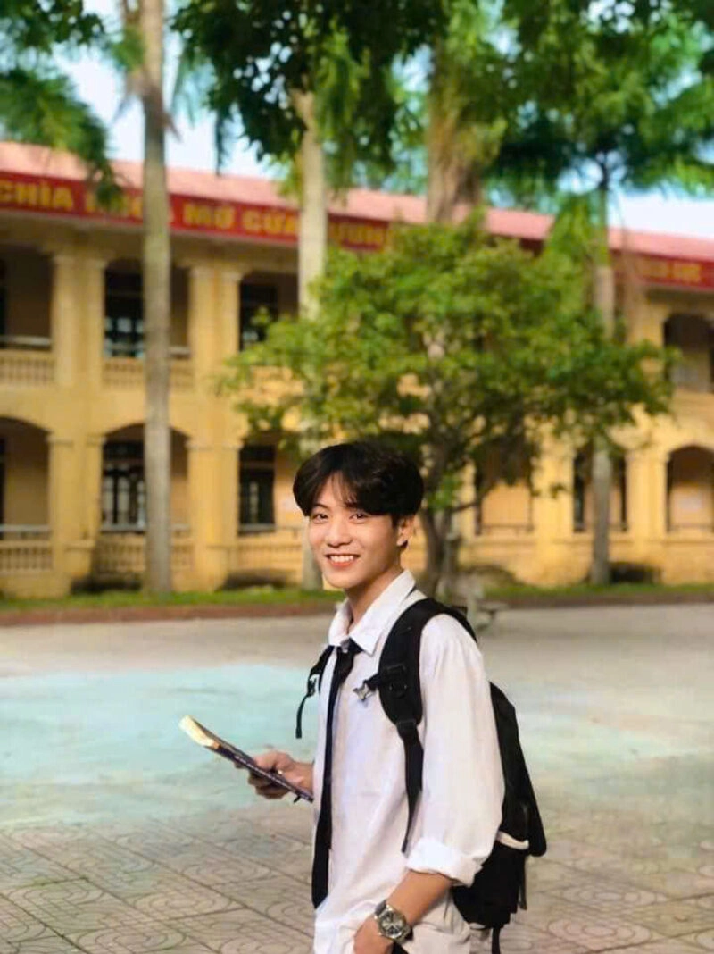 Hình ảnh nam sinh 2k9 siêu đẹp trai ở sân trường