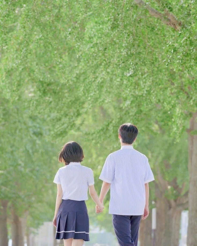 Cùng nhau nắm tay rảo bước trên con đường xanh ngập lối