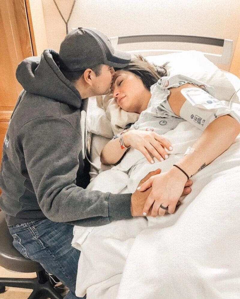 ảnh nắm tay trên giường bệnh