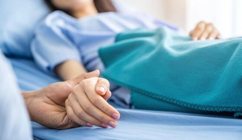 ảnh nắm tay trên giường bệnh