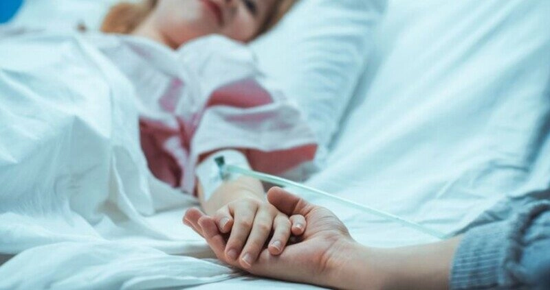 ảnh nắm tay trên giường bệnh