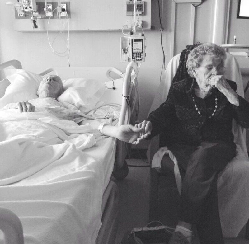 ảnh nắm tay trên giường bệnh