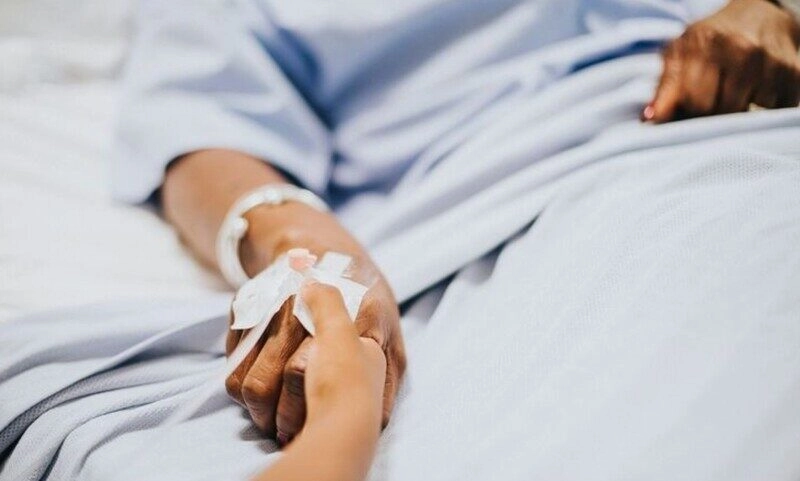 ảnh nắm tay trên giường bệnh