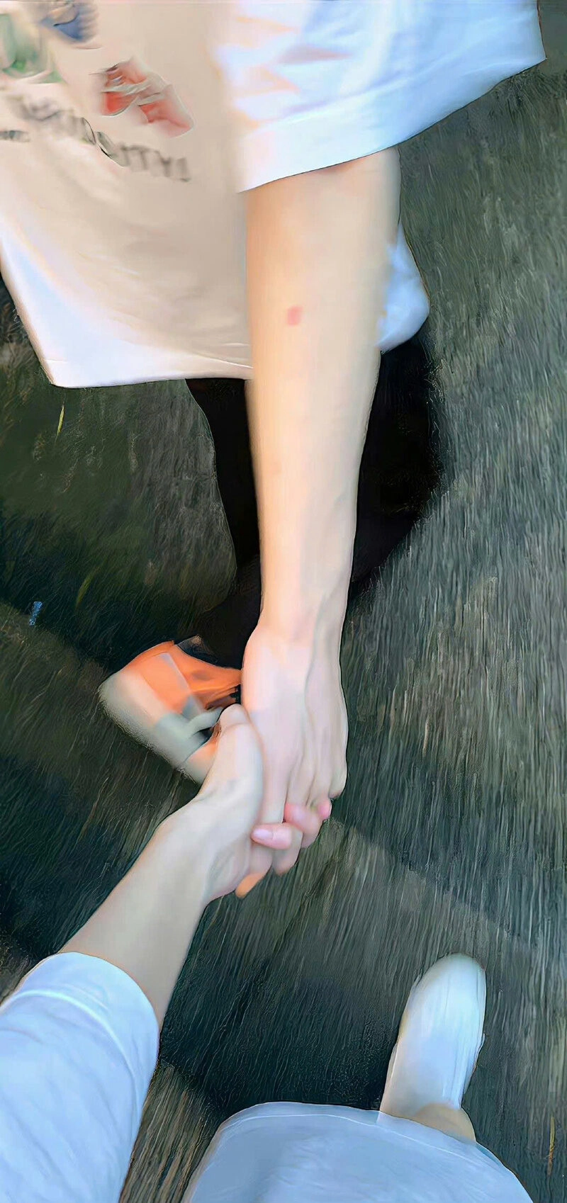 Hình ảnh nắm tay cùng nhau trên đường