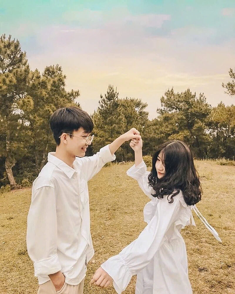 Hình ảnh nắm tay cùng nhau khiêu vũ