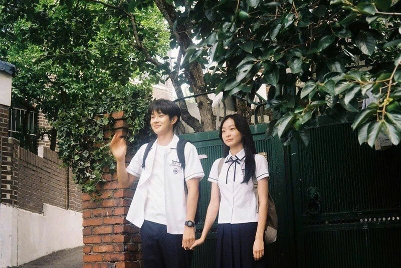 Hình ảnh nắm tay của cặp đôi siêu tình cảm