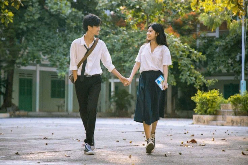 Cùng nhau nắm tay dạo bước đầy lãng mạn trên sân trường