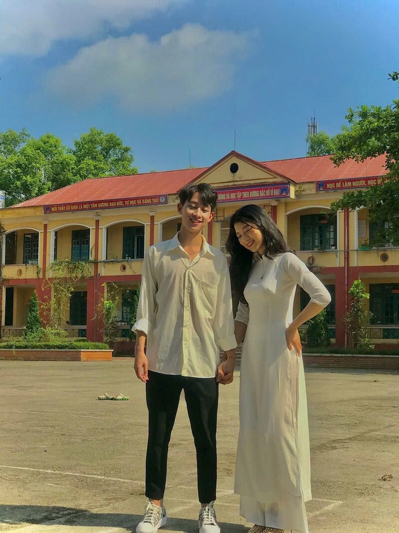 Hình ảnh nắm tay cùng nhau giữa sân trường cực tình cảm