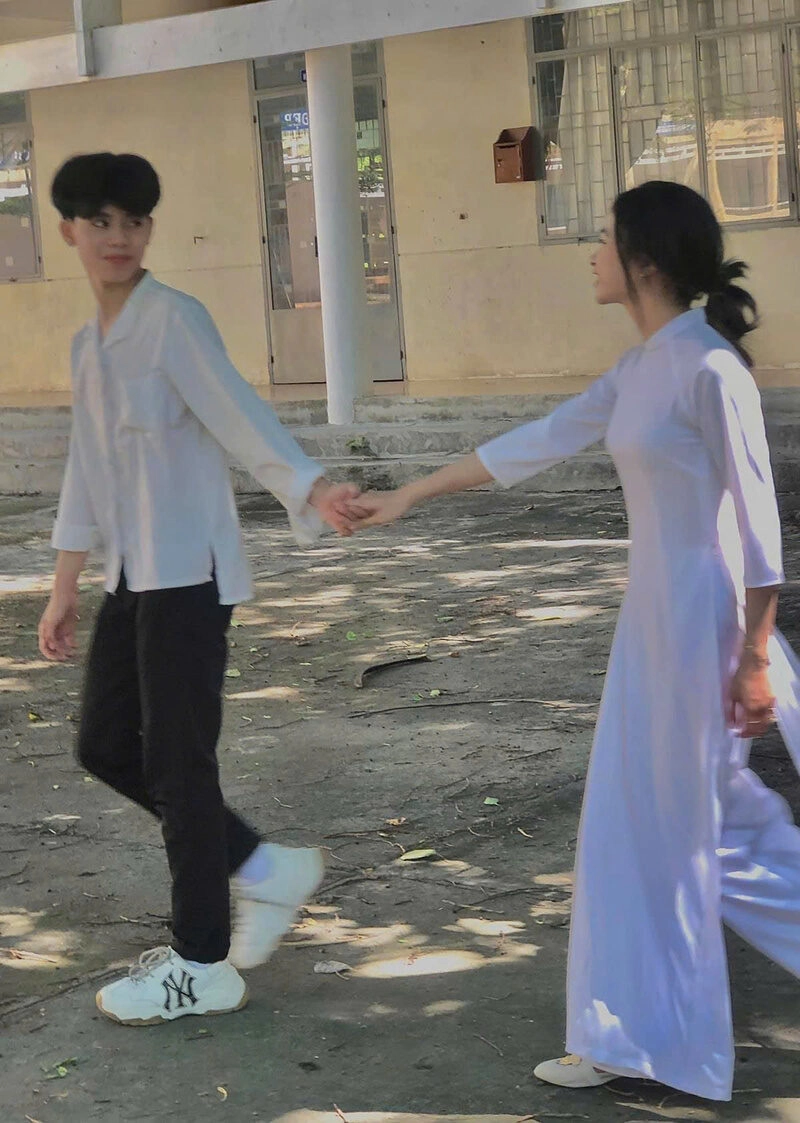 Hình ảnh nắm tay cùng nhau đi giữa sân trường cực tình cảm