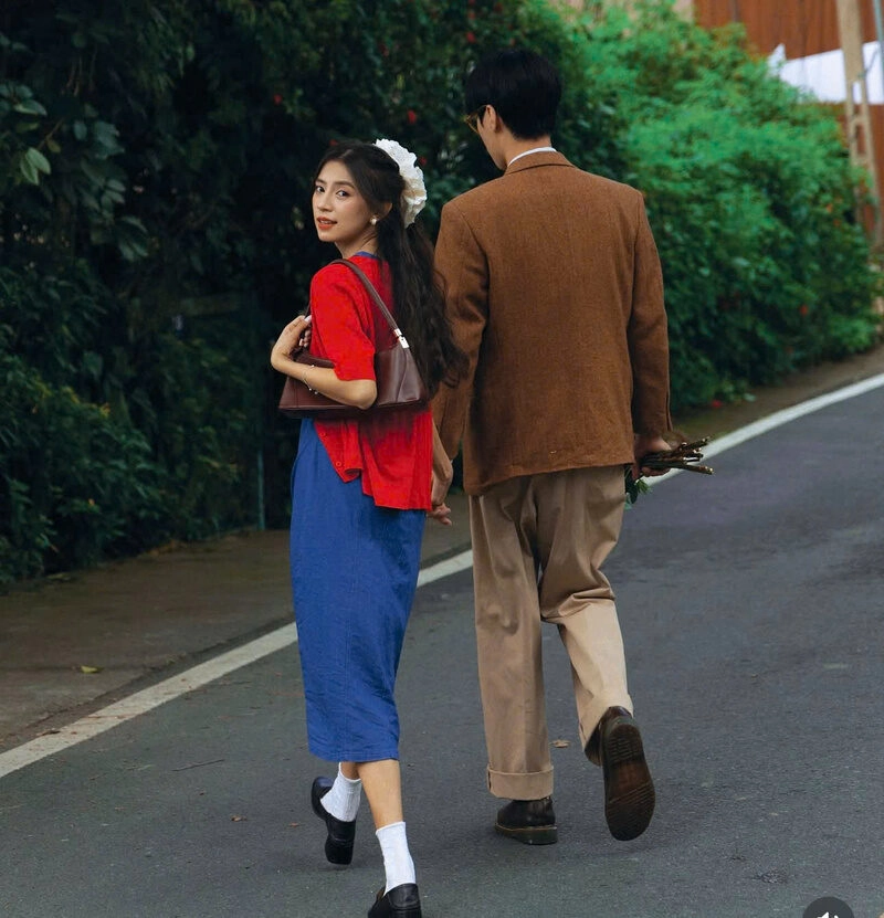 Hình ảnh nắm tay chụp ảnh ở lòng đường