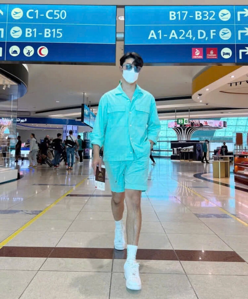 Hình ảnh nam đeo kính đen kèm khẩu trang thời trang