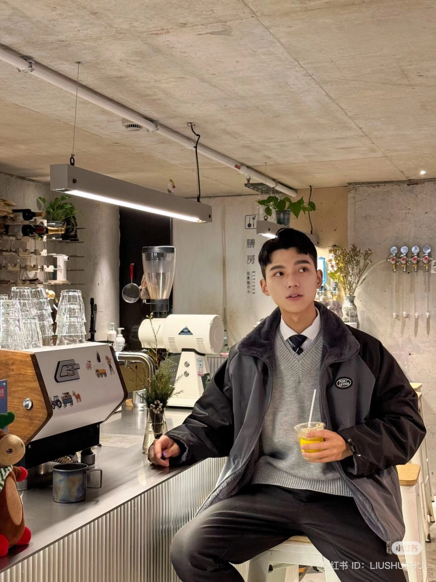 tạo dáng chụp ảnh nam ngồi