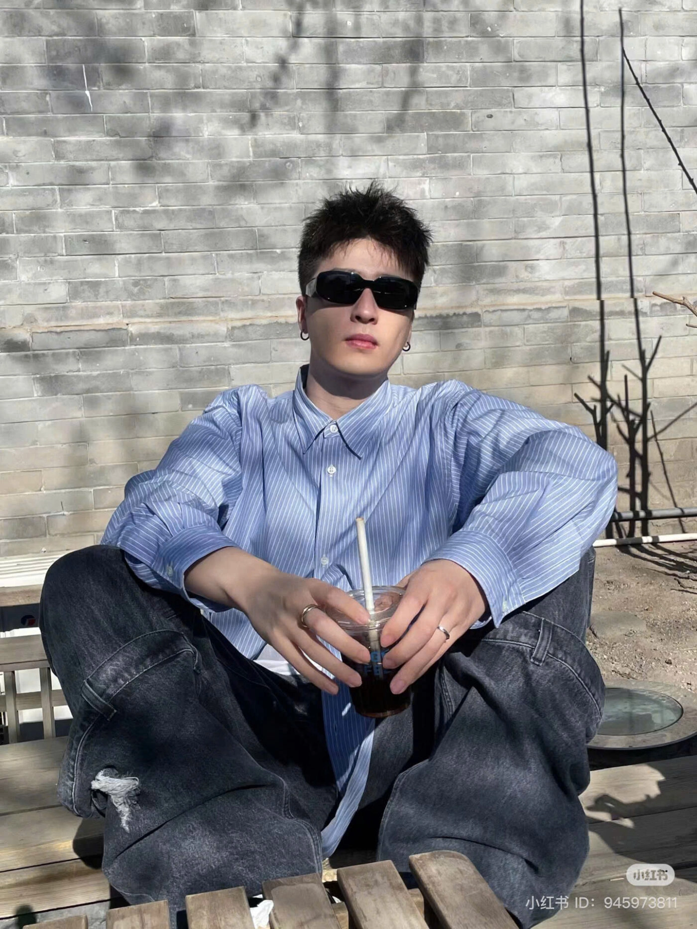 ảnh trai đẹp ngồi uống cafe