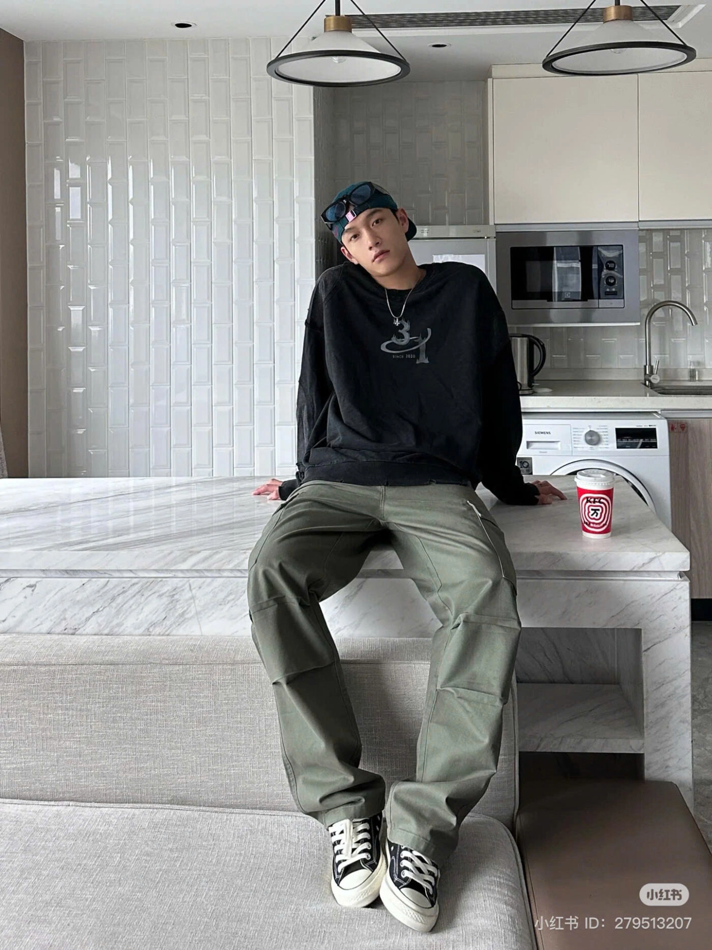 ảnh trai đẹp ngồi uống cafe