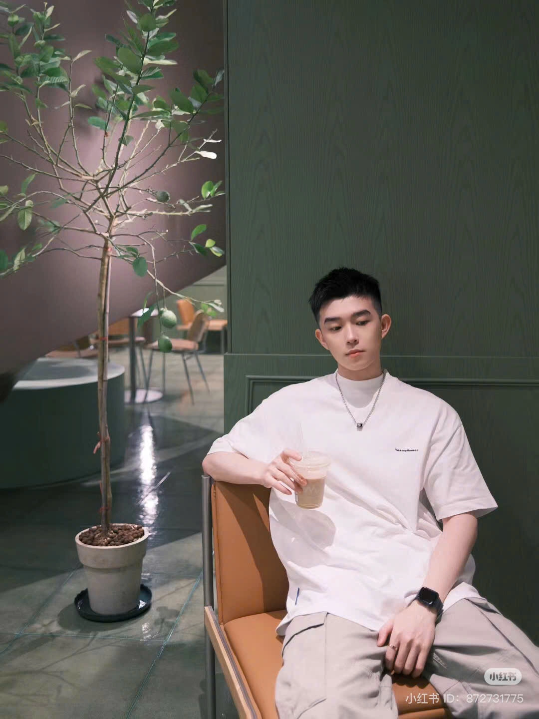 ảnh trai đẹp ngồi uống cafe