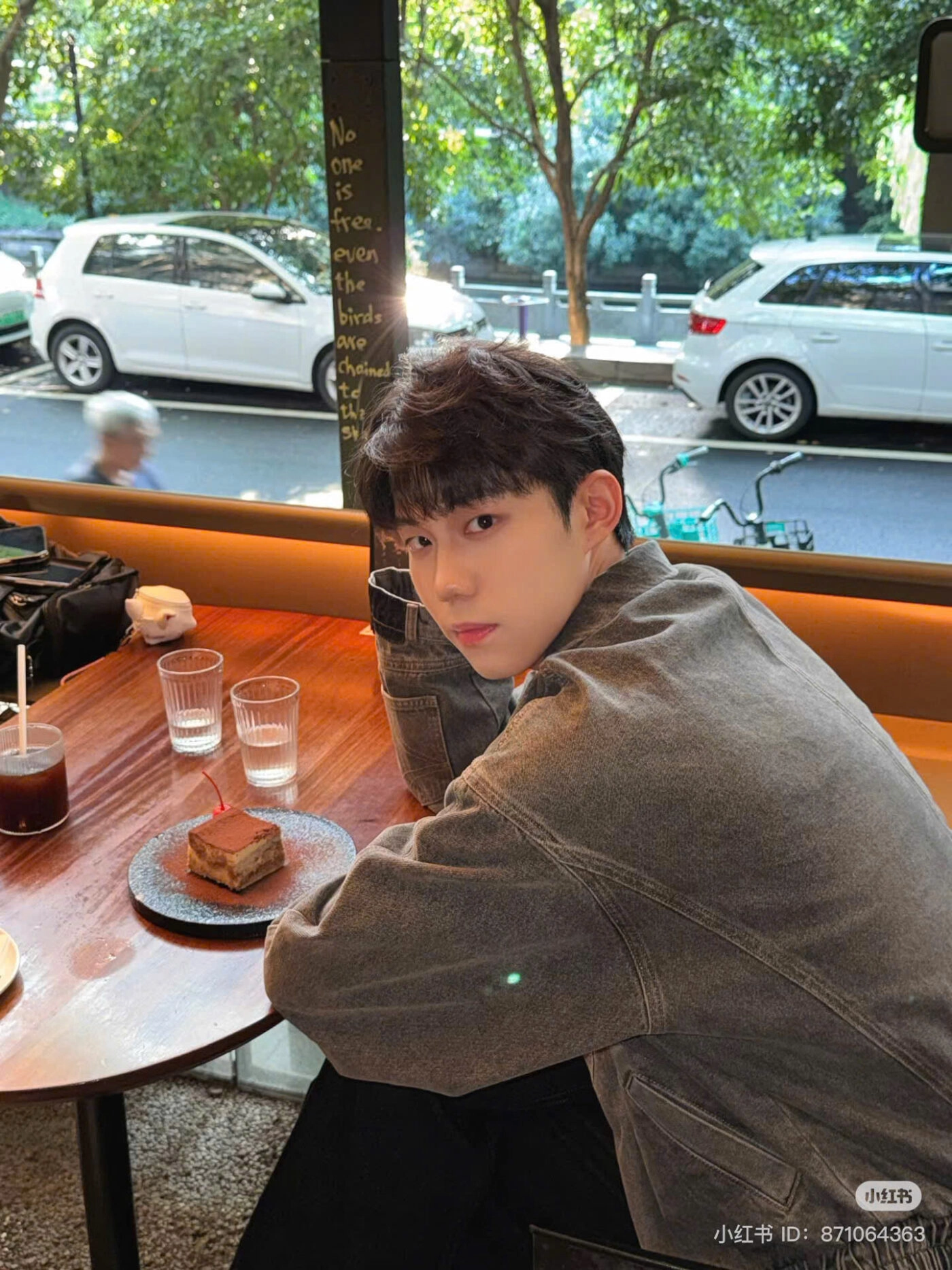 ảnh trai đẹp ngồi uống cafe