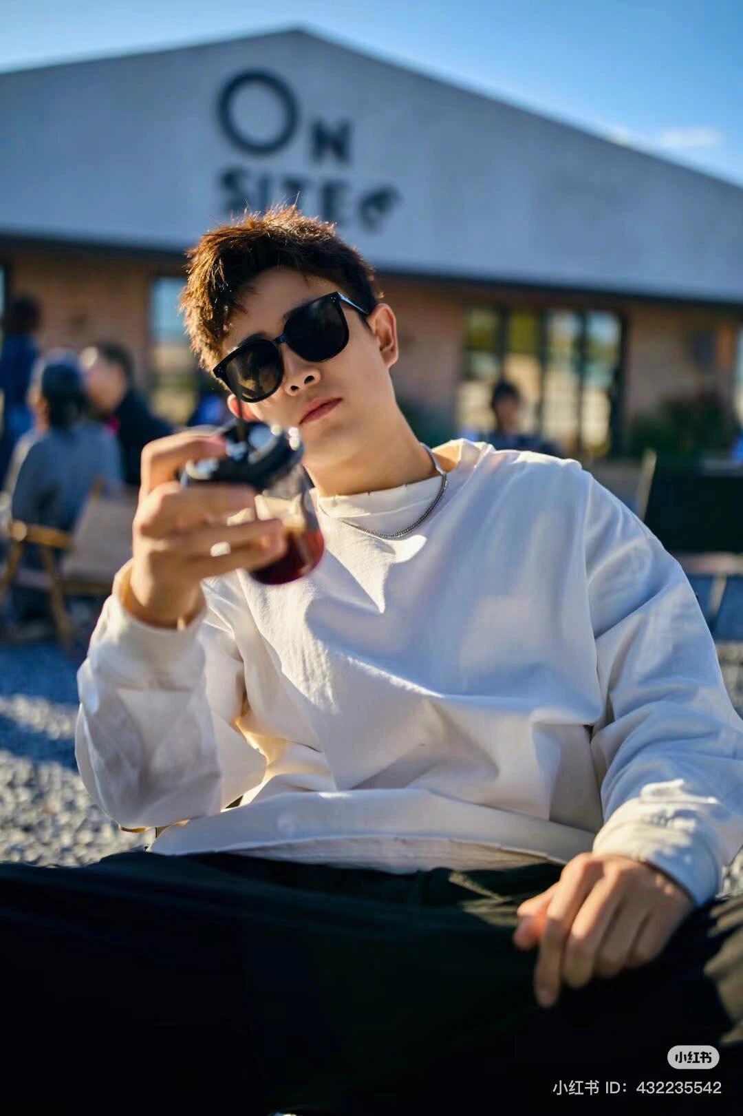 ảnh trai đẹp ngồi uống cafe