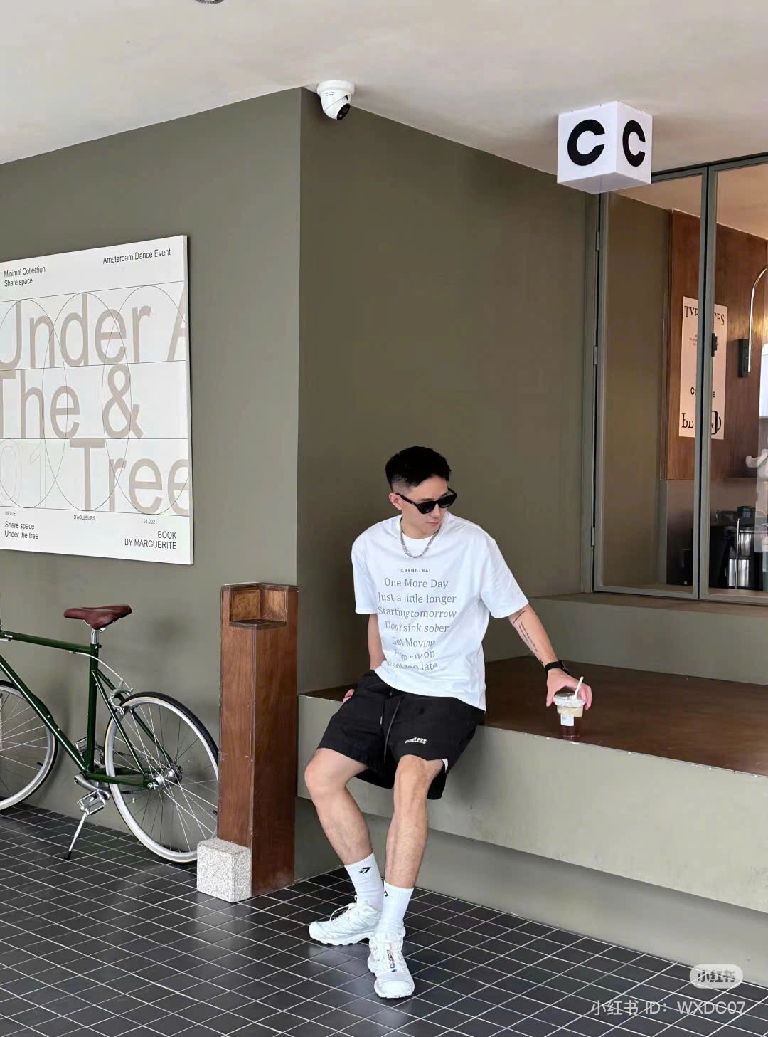 ảnh trai đẹp ngồi uống cafe