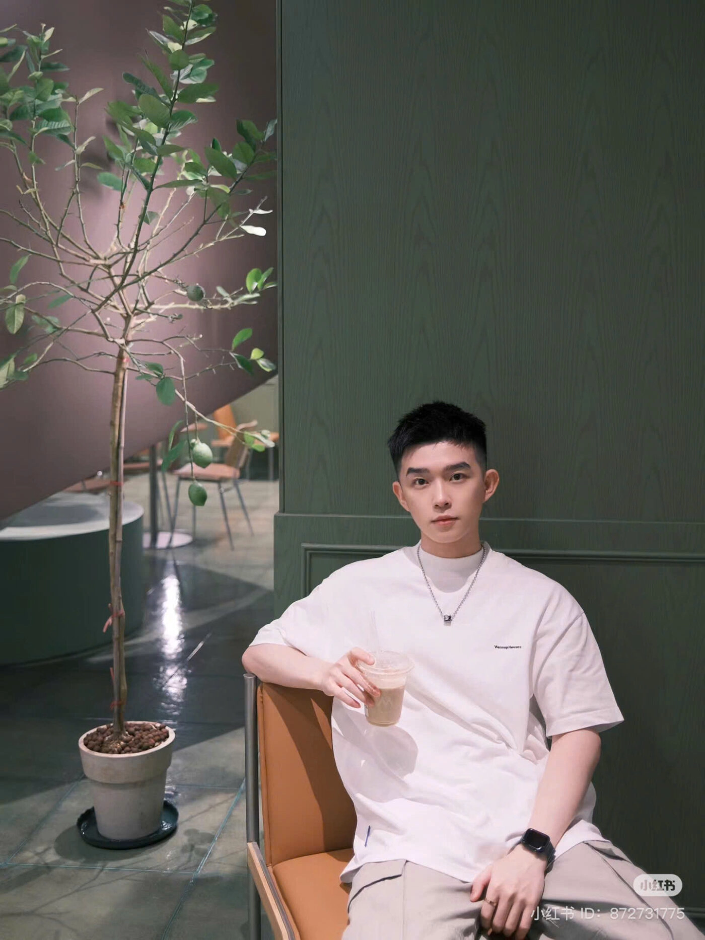 ảnh trai đẹp ngồi uống cafe