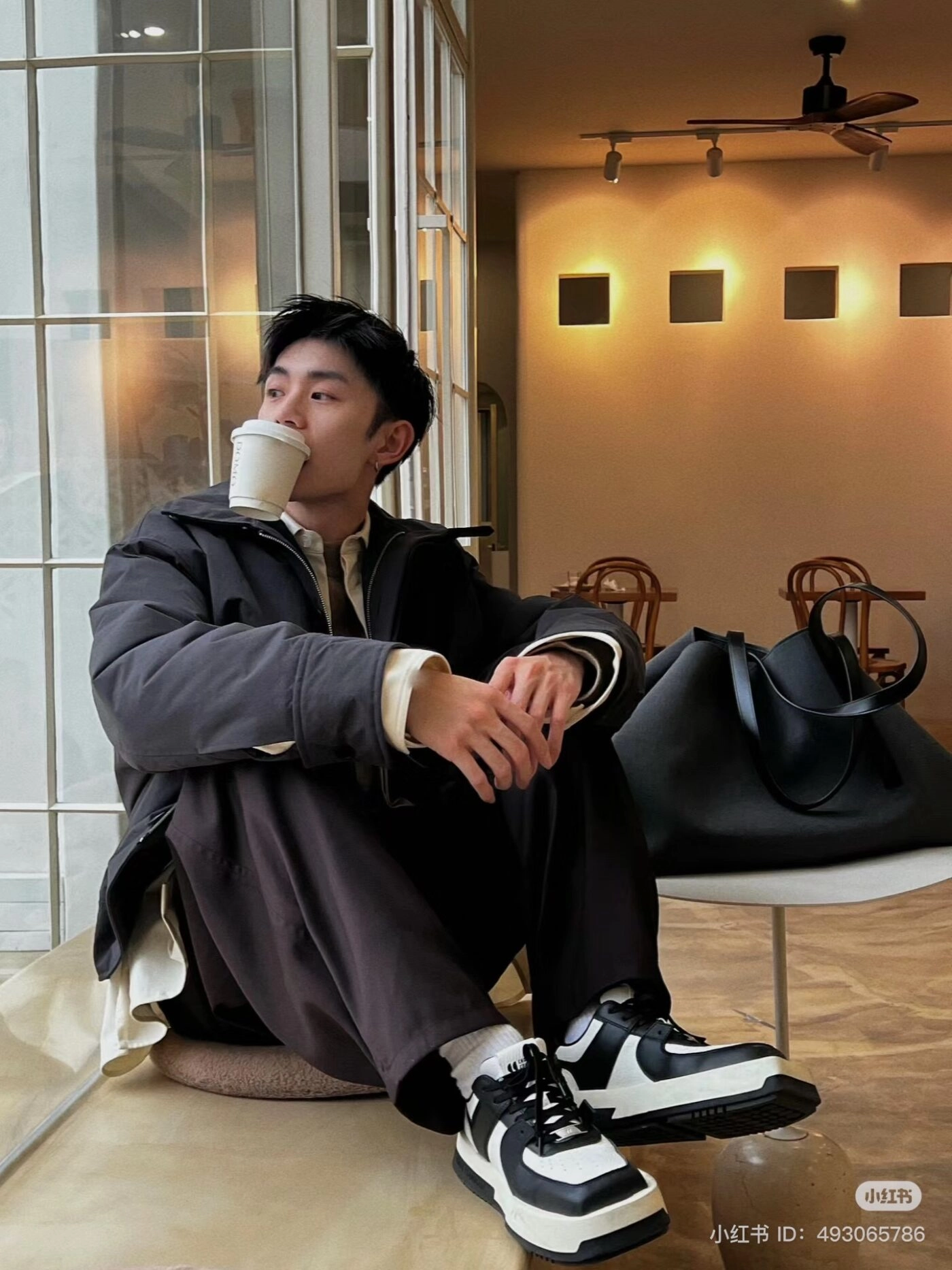 ảnh trai đẹp ngồi uống cafe