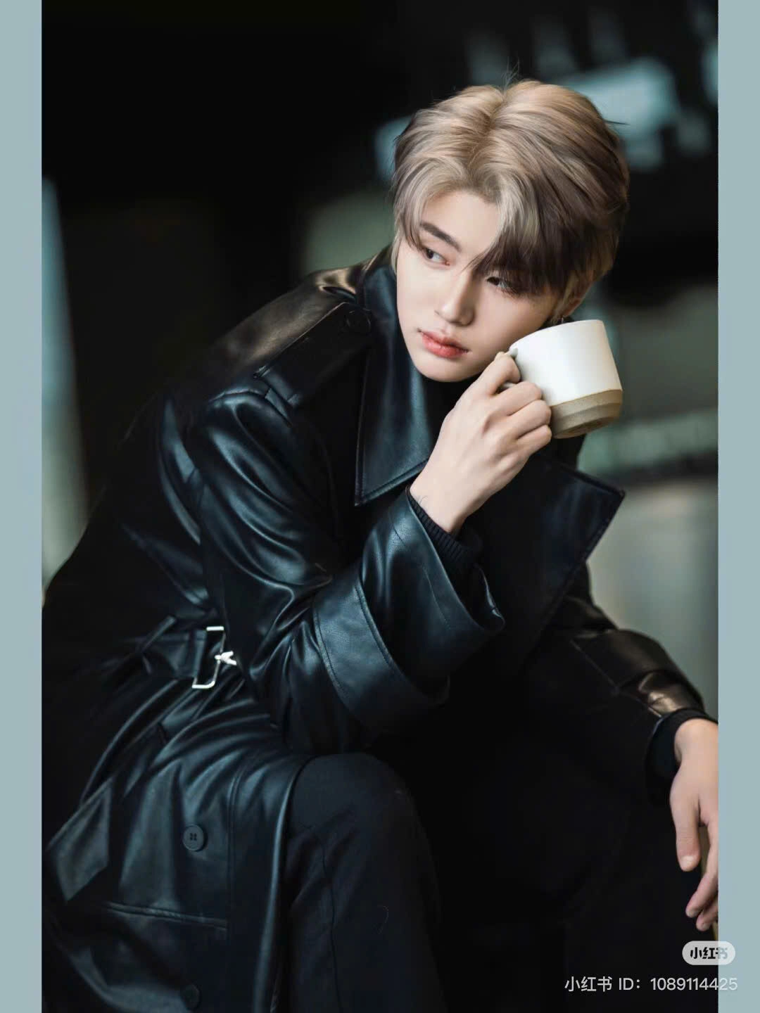 ảnh trai đẹp ngồi uống cafe