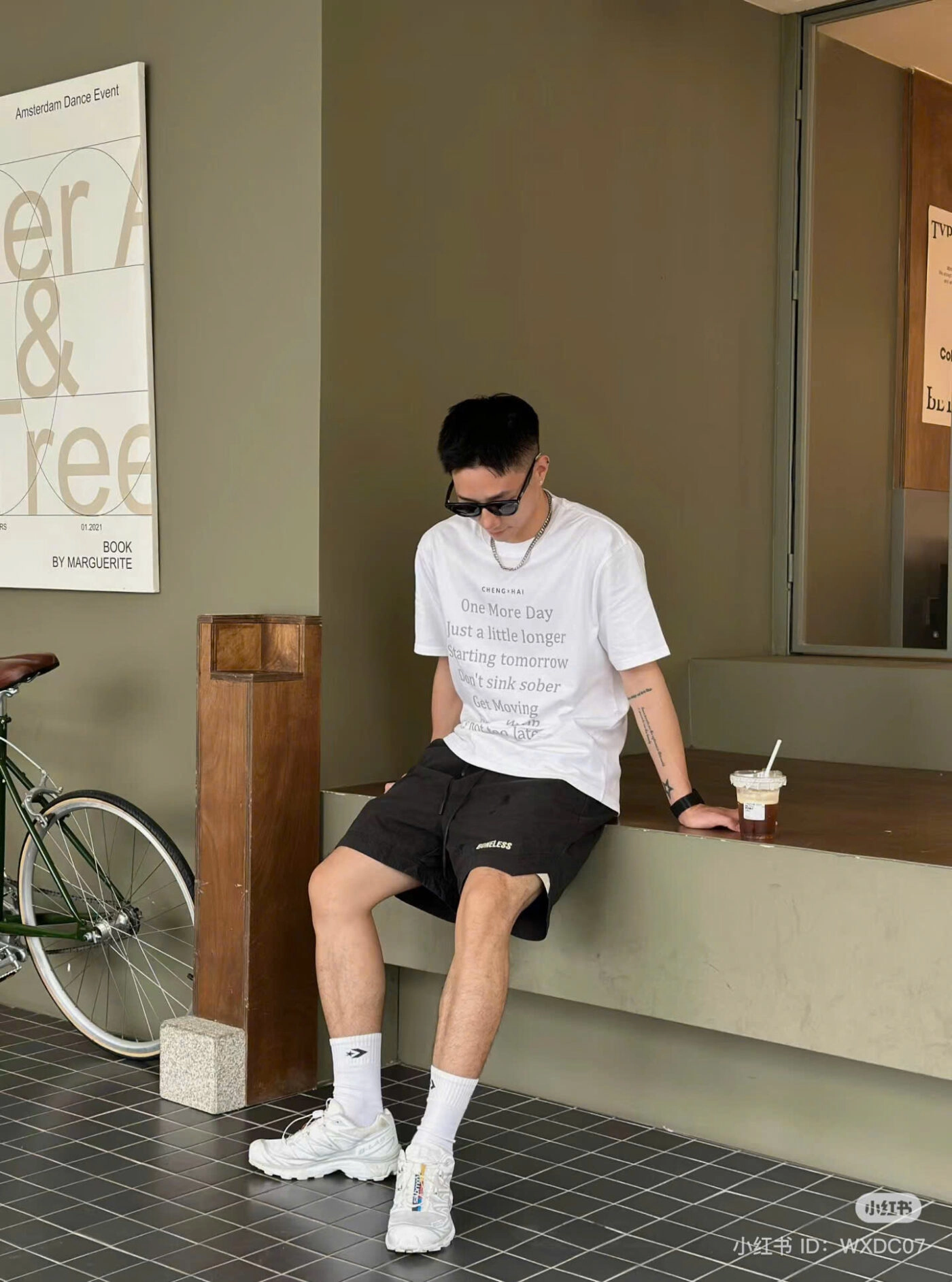 ảnh trai đẹp ngồi uống cafe